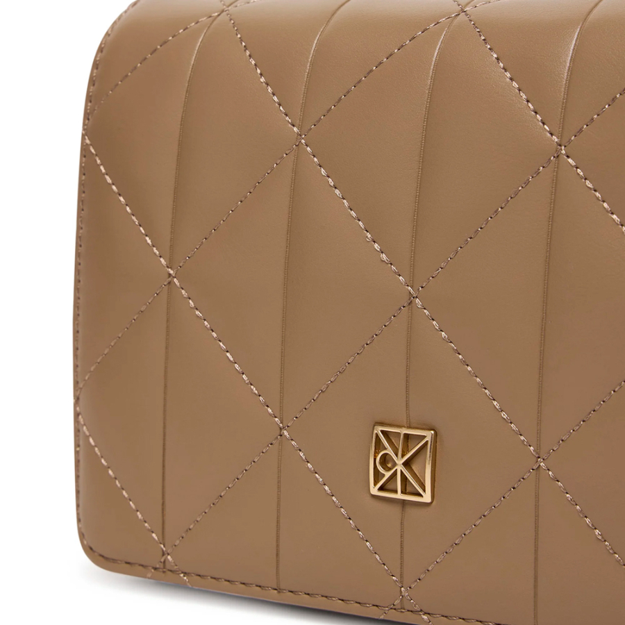 mini-bolsa-acolchoada-com-logotipo-em-emblema