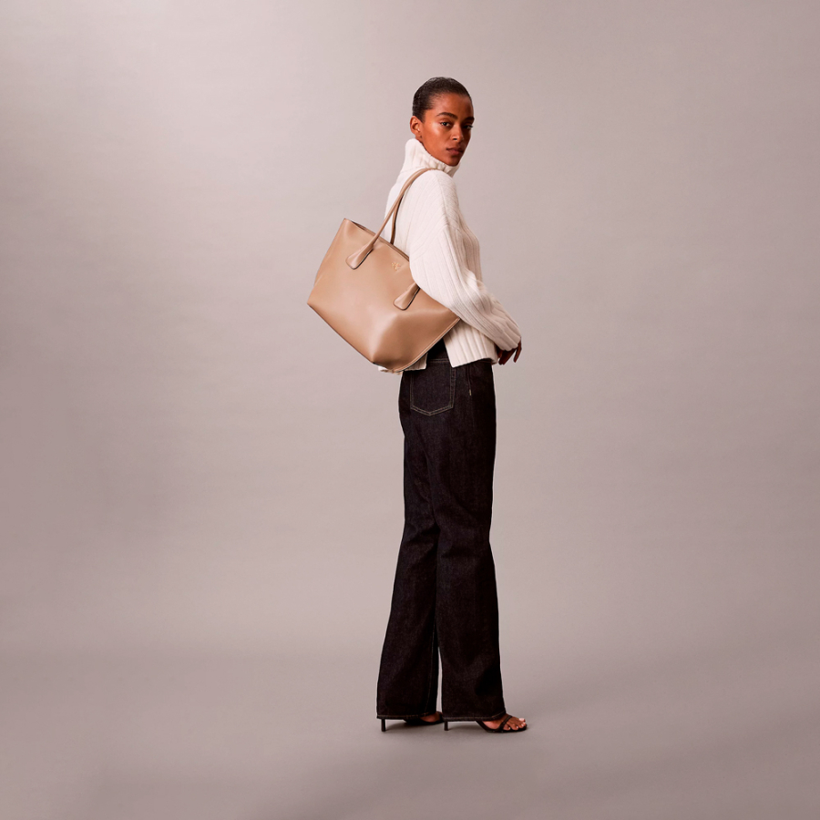 bolsa-tote-media-com-monograma-e-formato-de-cupula bolsa-tote-media-com-monograma-e-formato-de-cupula