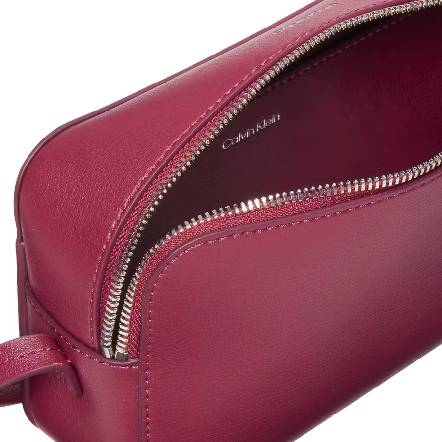 umhangetasche-mit-metalllogo umhangetasche-mit-metalllogo