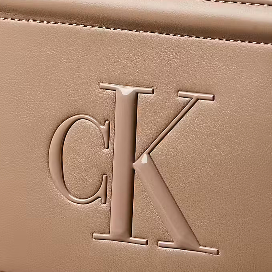 bolsa-para-camera-com-monograma-em-destaque bolsa-para-camera-com-monograma-em-destaque