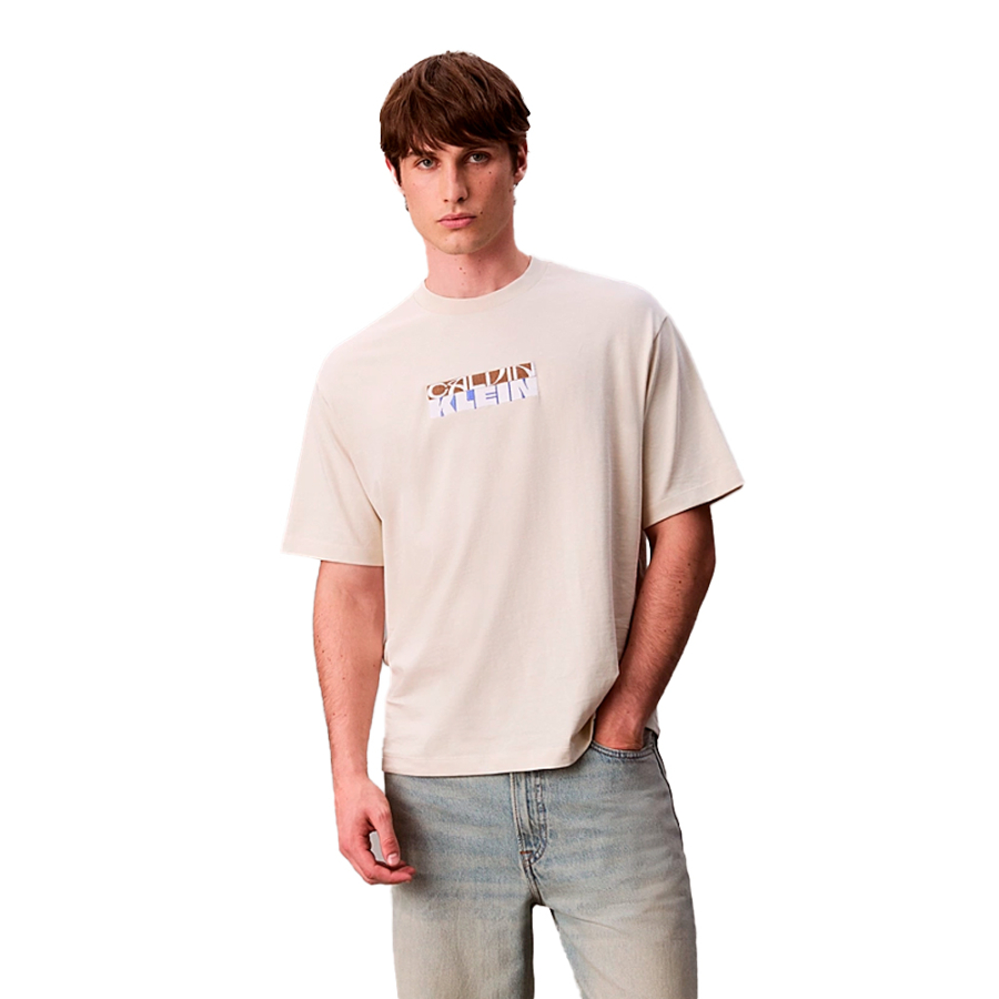 locker-sitzendes-t-shirt-mit-blockgrafiklogo