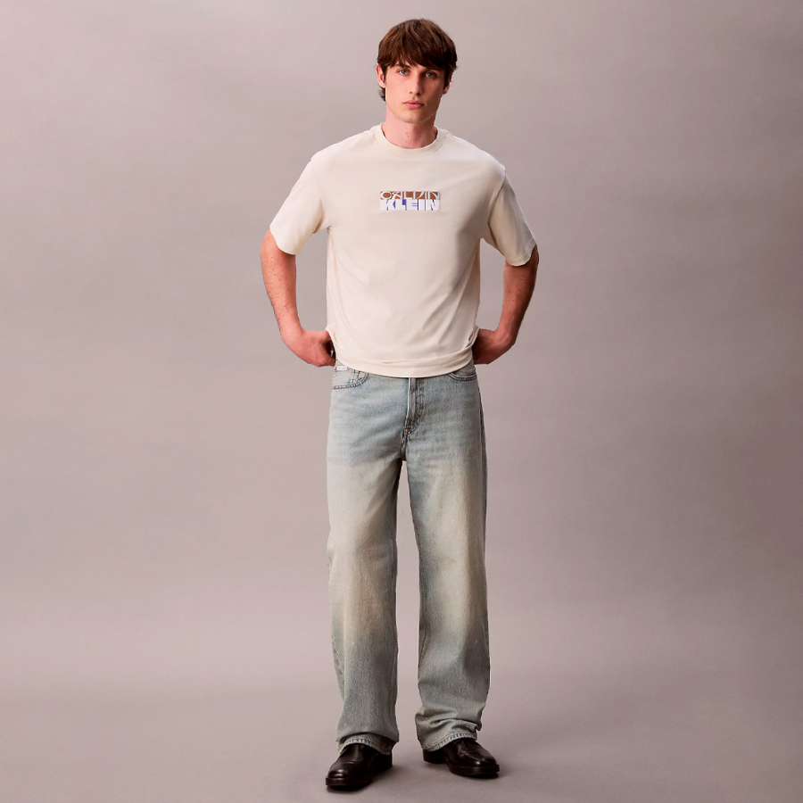 locker-sitzendes-t-shirt-mit-blockgrafiklogo