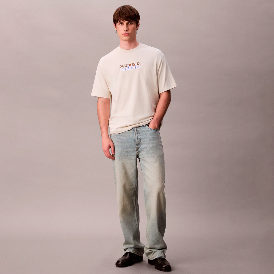 camiseta-holgada-con-logo-grafico-de-bloques