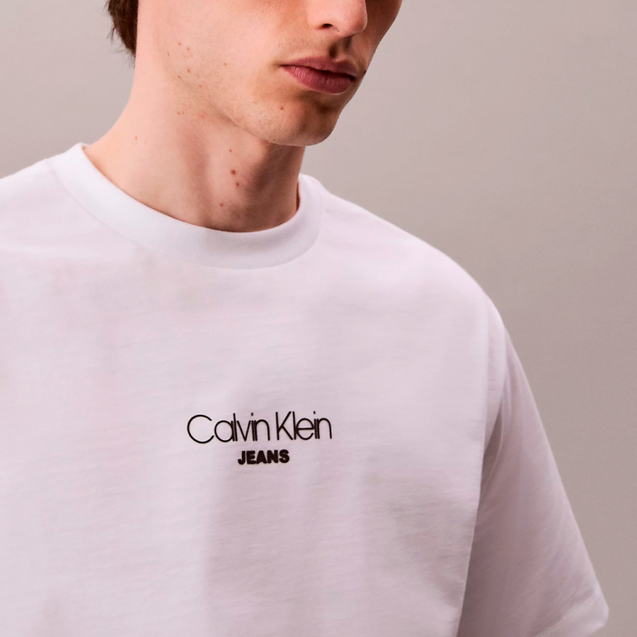 loose-fitting-t-shirt-with-graphic-logo