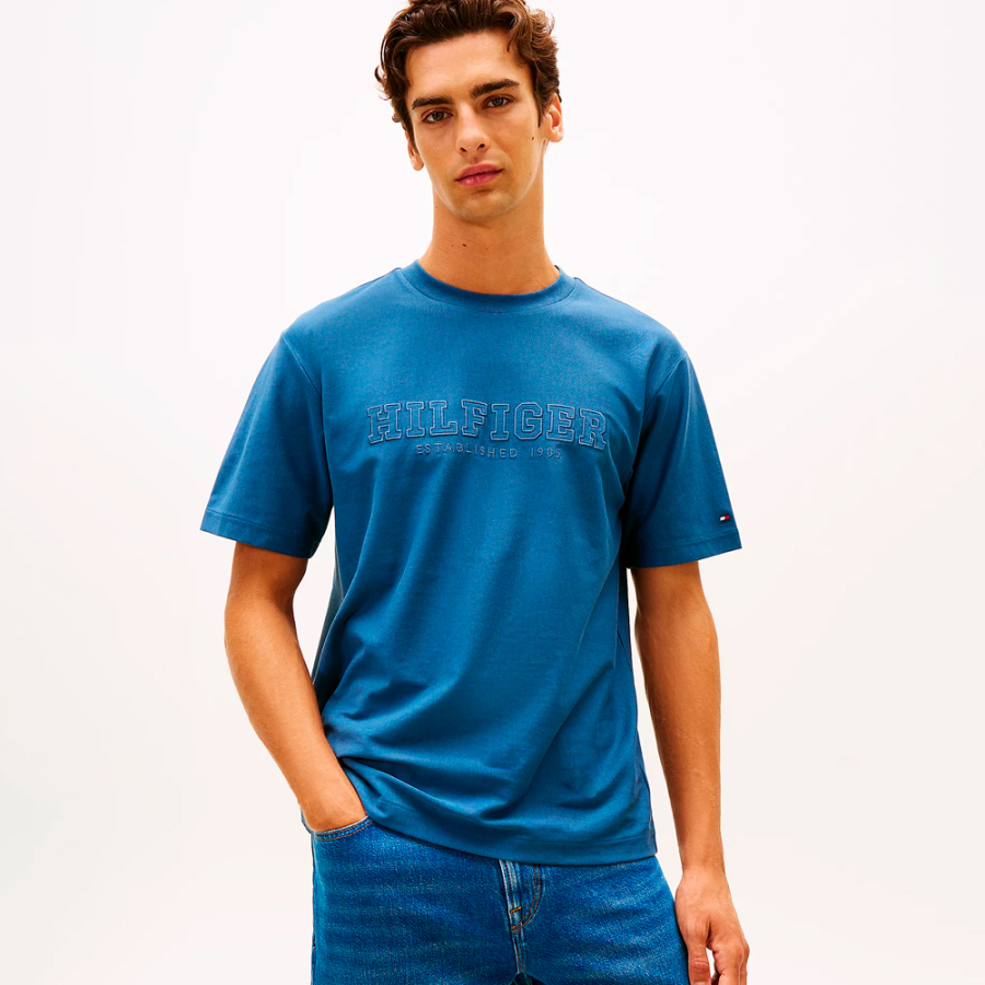 camiseta-de-gola-redonda-com-logotipo-bordado camiseta-de-gola-redonda-com-logotipo-bordado