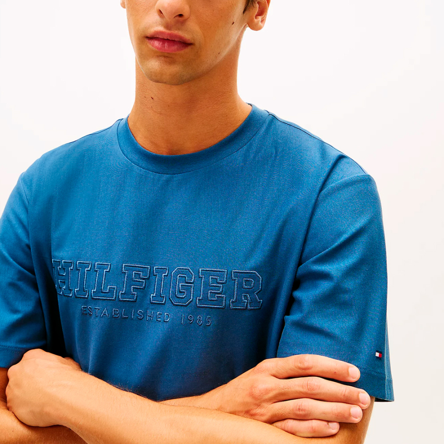 camiseta-de-gola-redonda-com-logotipo-bordado camiseta-de-gola-redonda-com-logotipo-bordado