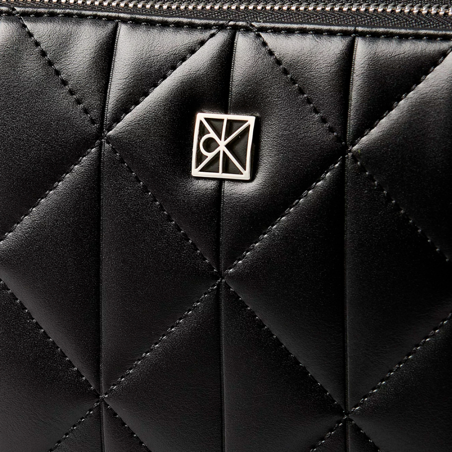 bandolera-acolchada-con-doble-cremallera-y-logo-emblematico