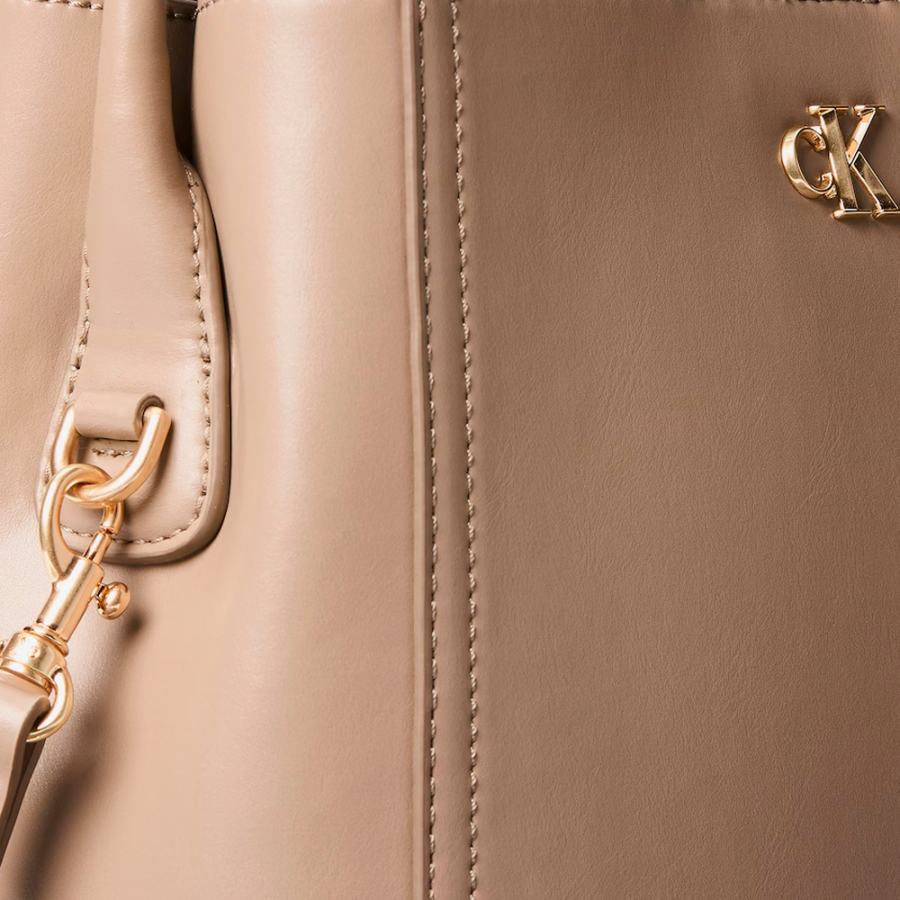 borsa-a-secchiello-con-logo-monogramma-e-hardware