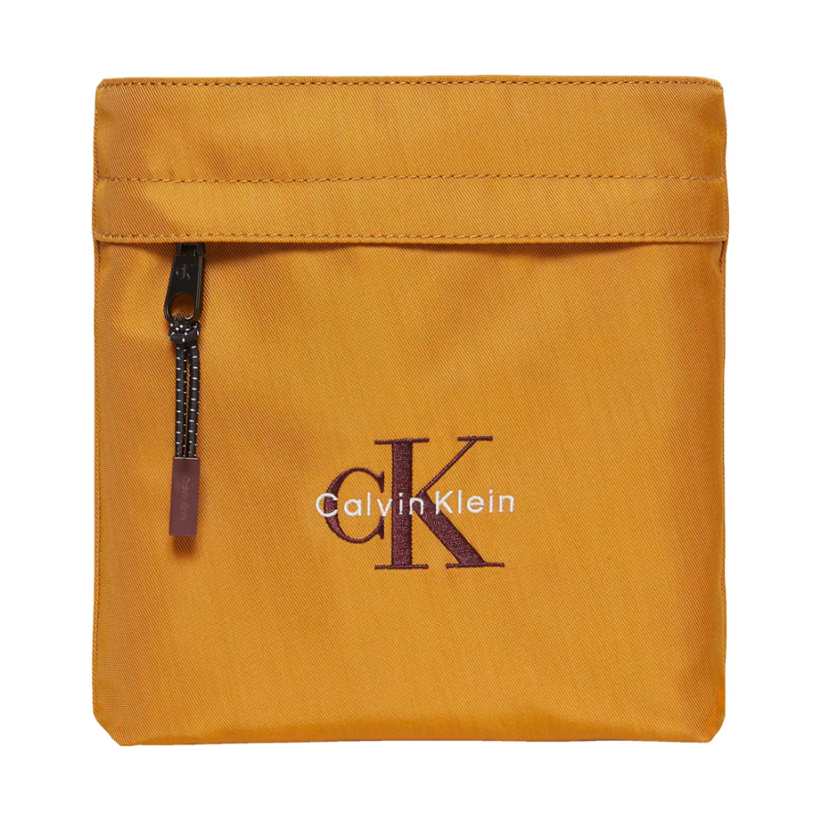 bolsa-de-ombro-plana-em-nylon-com-logotipo-monogramado bolsa-de-ombro-plana-em-nylon-com-logotipo-monogramado