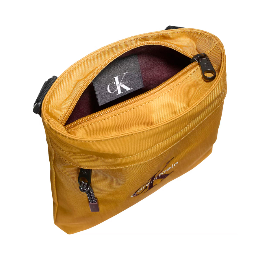 flache-nylon-schultertasche-mit-monogramm-logo flache-nylon-schultertasche-mit-monogramm-logo