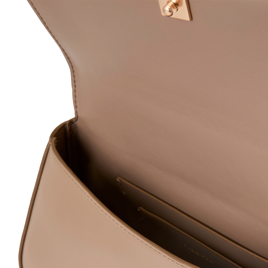 bolsa-de-ombro-pequena-com-detalhe-em-corrente-e-logotipo-monogramado bolsa-de-ombro-pequena-com-detalhe-em-corrente-e-logotipo-monogramado