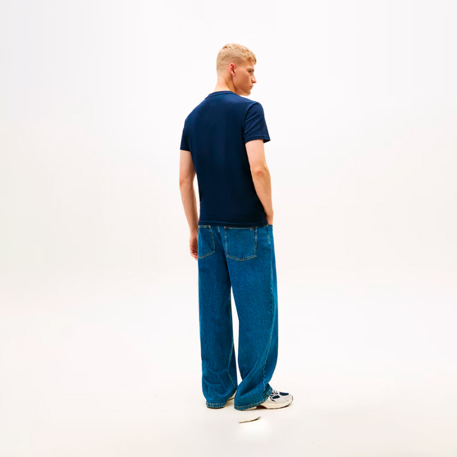 t-shirt-a-col-rond-avec-ecusson