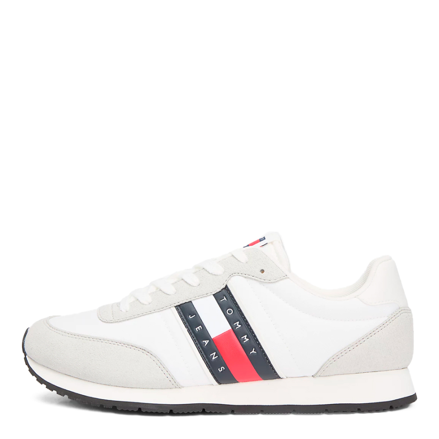 sneaker-mit-einem-materialmix