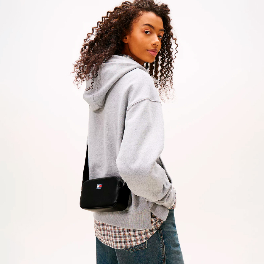 essential-crossbody-bag-with-metal-logo essential-crossbody-bag-with-metal-logo