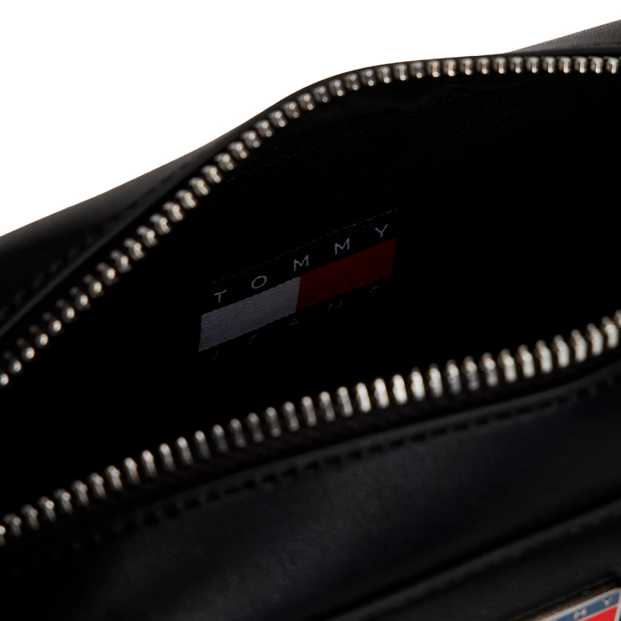 sac-bandouliere-essentiel-avec-logo-en-metal