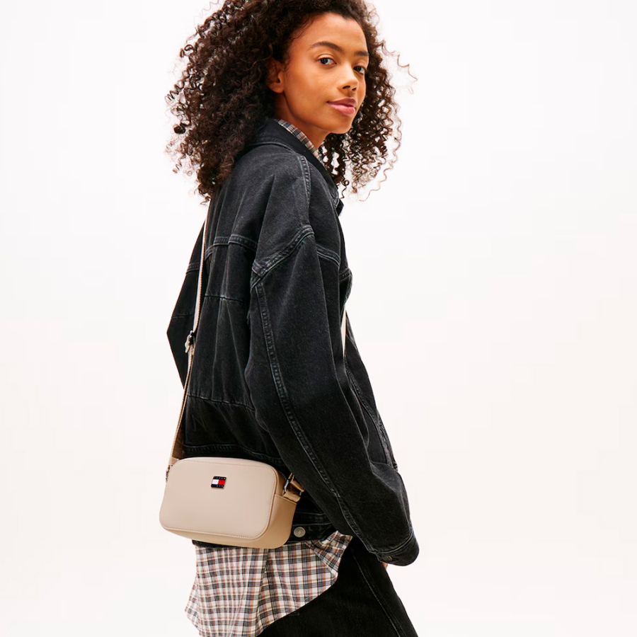 bolso-bandolera-essential-con-logo-metalico