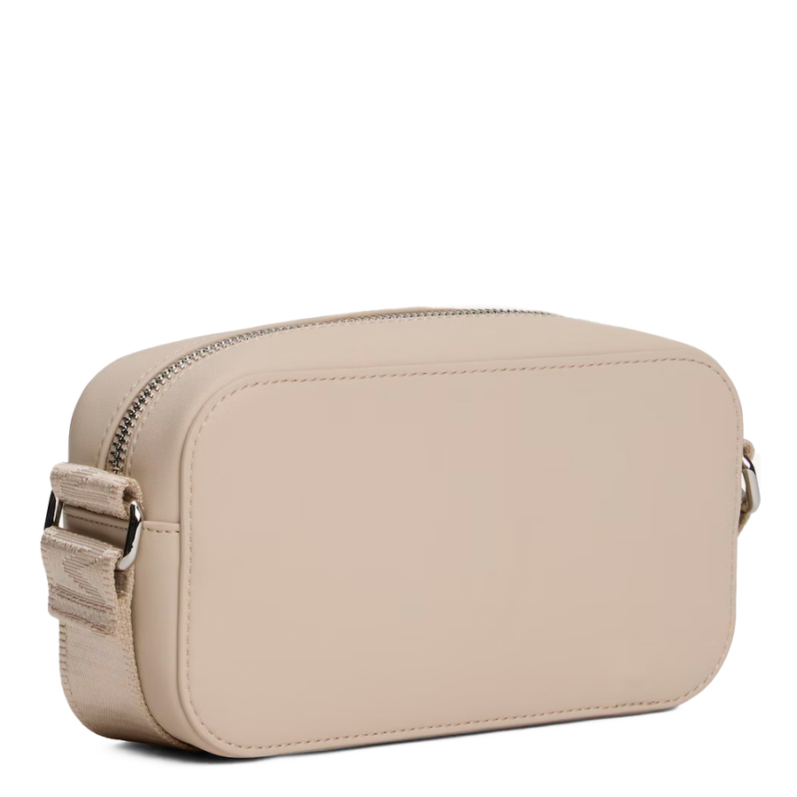 bolso-bandolera-essential-con-logo-metalico