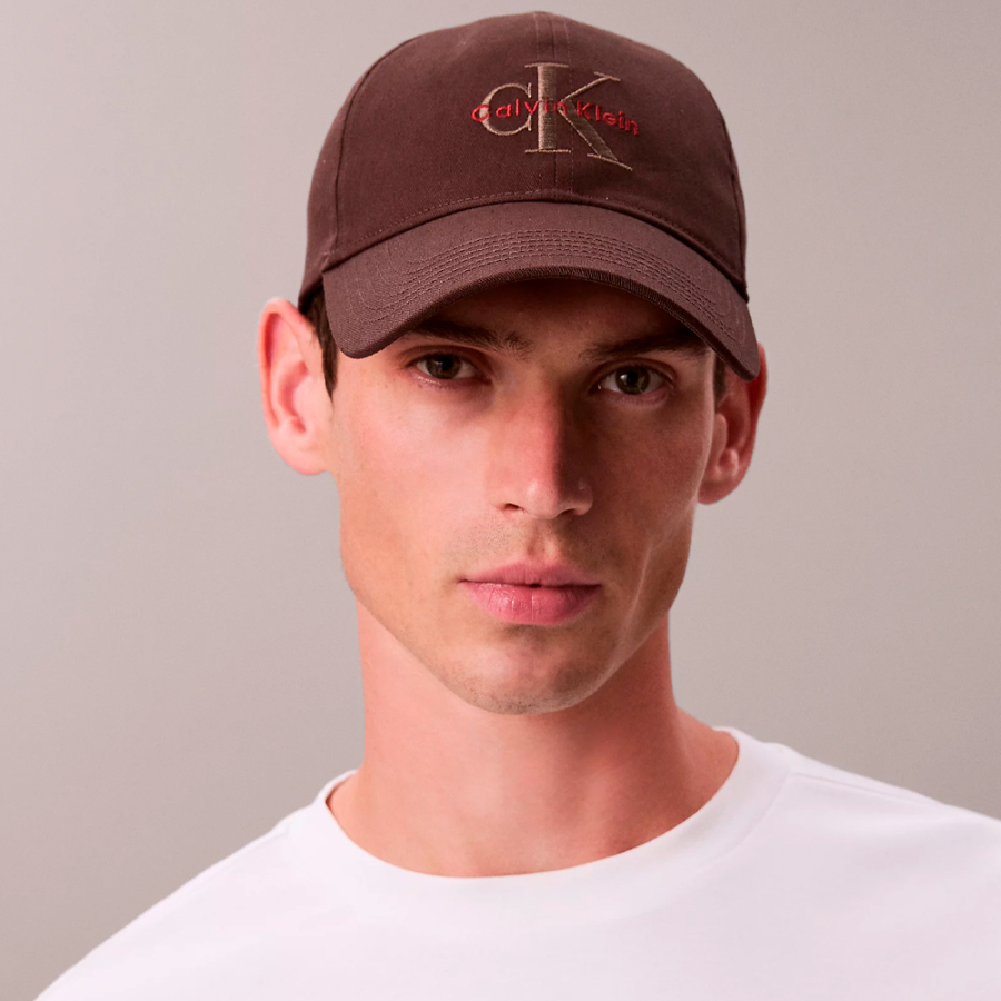 casquette-de-baseball-avec-logo-monogramme-brode casquette-de-baseball-avec-logo-monogramme-brode