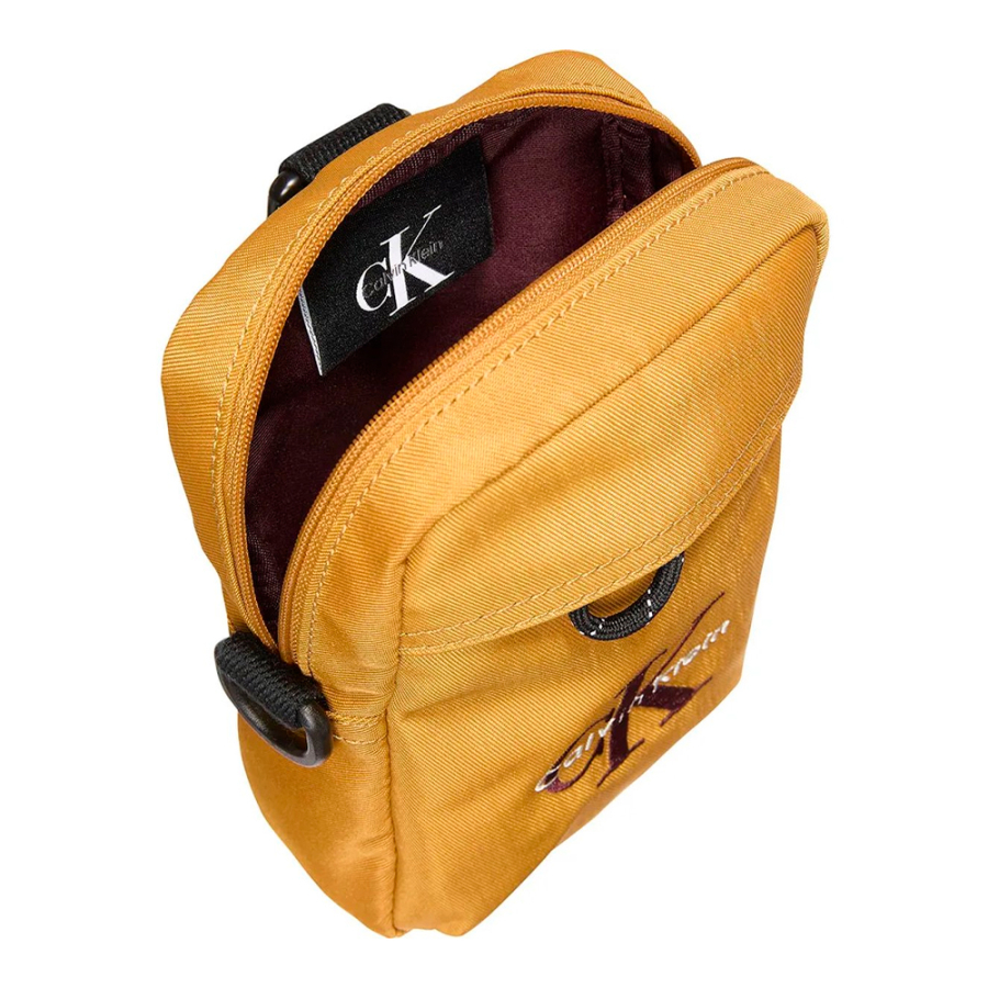 sac-bandouliere-fin-en-nylon-avec-logo-audacieux