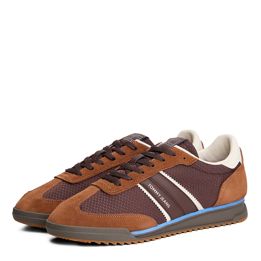 retro-sneaker-mit-einem-mix-aus-verschiedenen-texturen retro-sneaker-mit-einem-mix-aus-verschiedenen-texturen