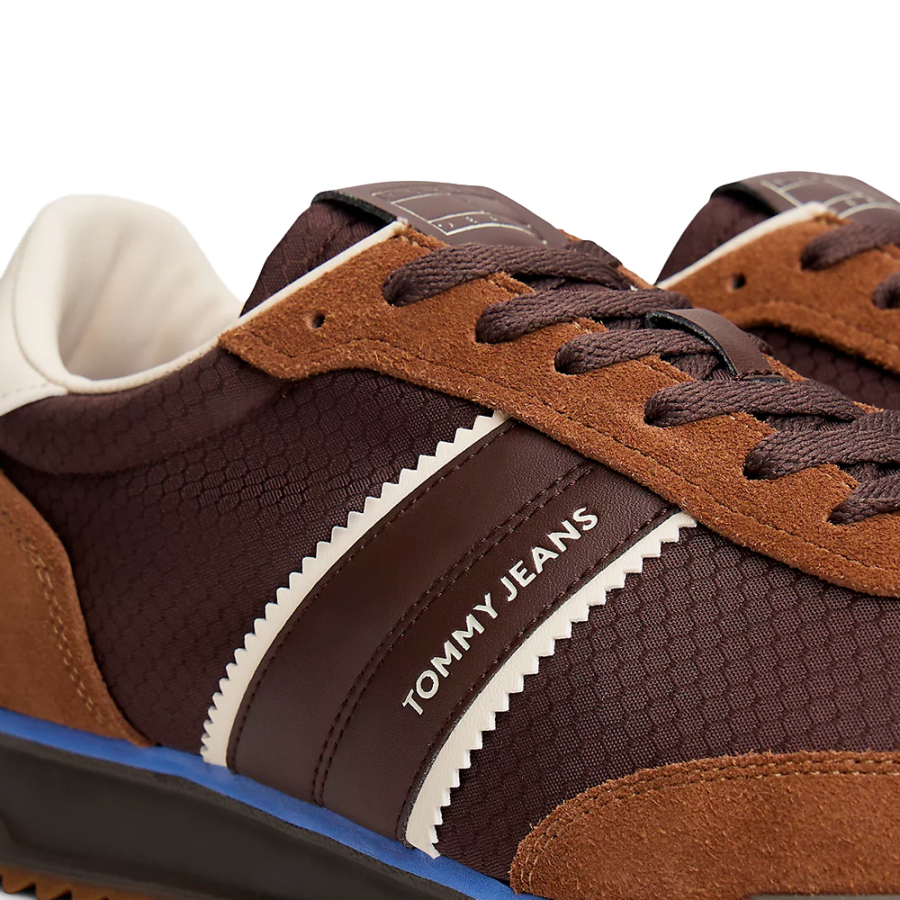 tenis-retro-com-uma-mistura-de-texturas tenis-retro-com-uma-mistura-de-texturas