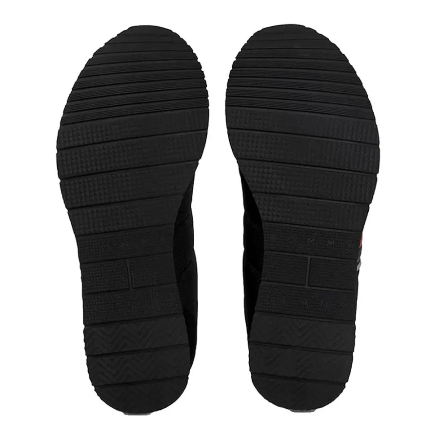 sneaker-mit-einem-materialmix