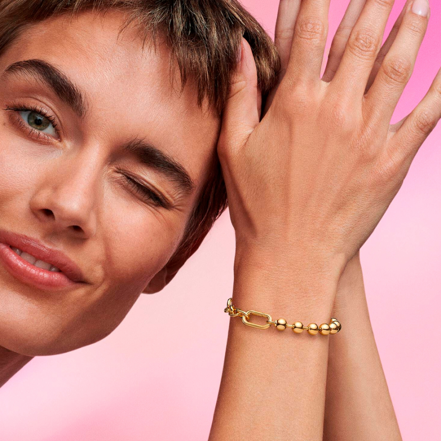 armband-mit-kettengliedern-und-metallkugeln