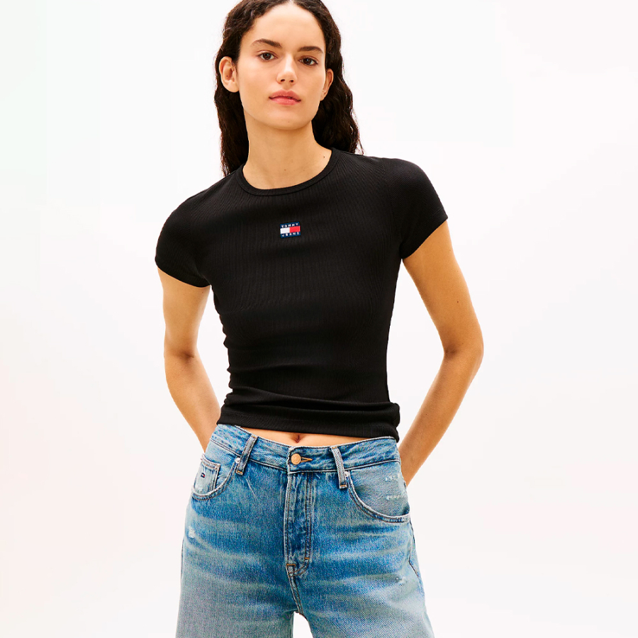 schmal-geschnittenes-rippstrick-t-shirt-mit-aufnaher