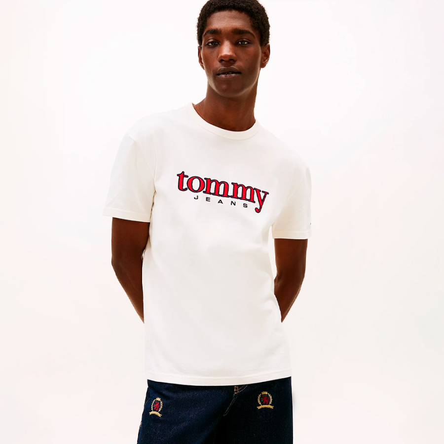 strick-t-shirt-mit-logo-applikation