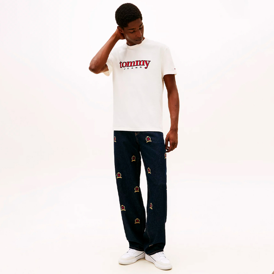 strick-t-shirt-mit-logo-applikation