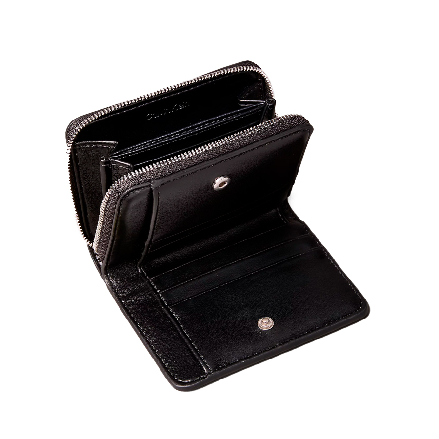 carteira-com-fecho-de-correr-e-monograma-em-metal carteira-com-fecho-de-correr-e-monograma-em-metal