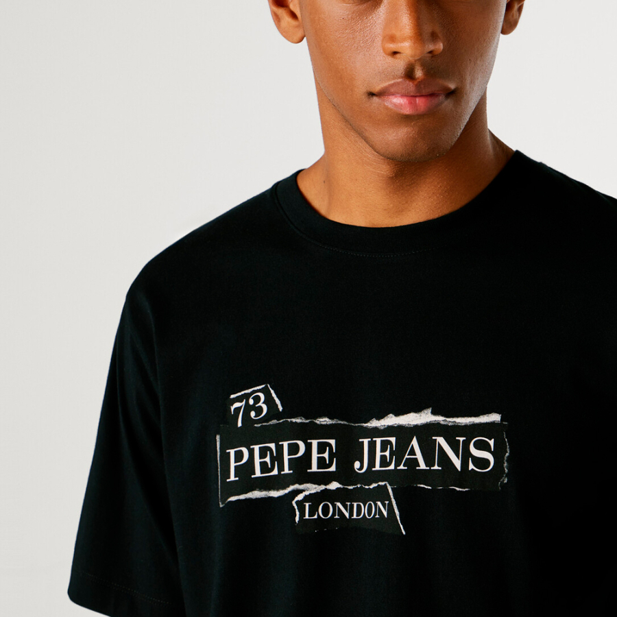 normal-geschnittenes-t-shirt-mit-aufgedrucktem-logo