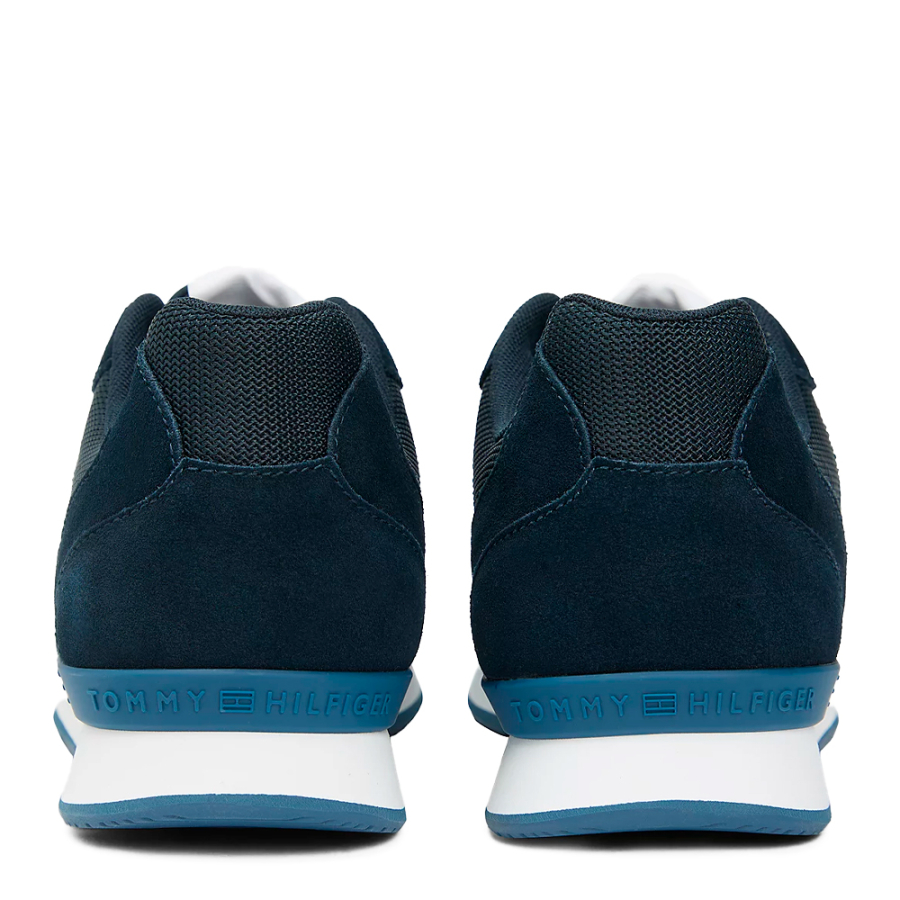 wildledersneaker-mit-einem-mix-aus-verschiedenen-texturen wildledersneaker-mit-einem-mix-aus-verschiedenen-texturen