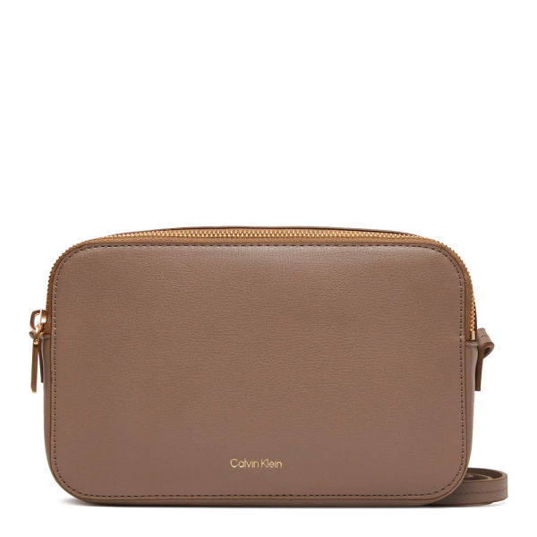 Calvin Klein Sac bandoulire avec logo en mtal - U Brun- Ref 70 €
