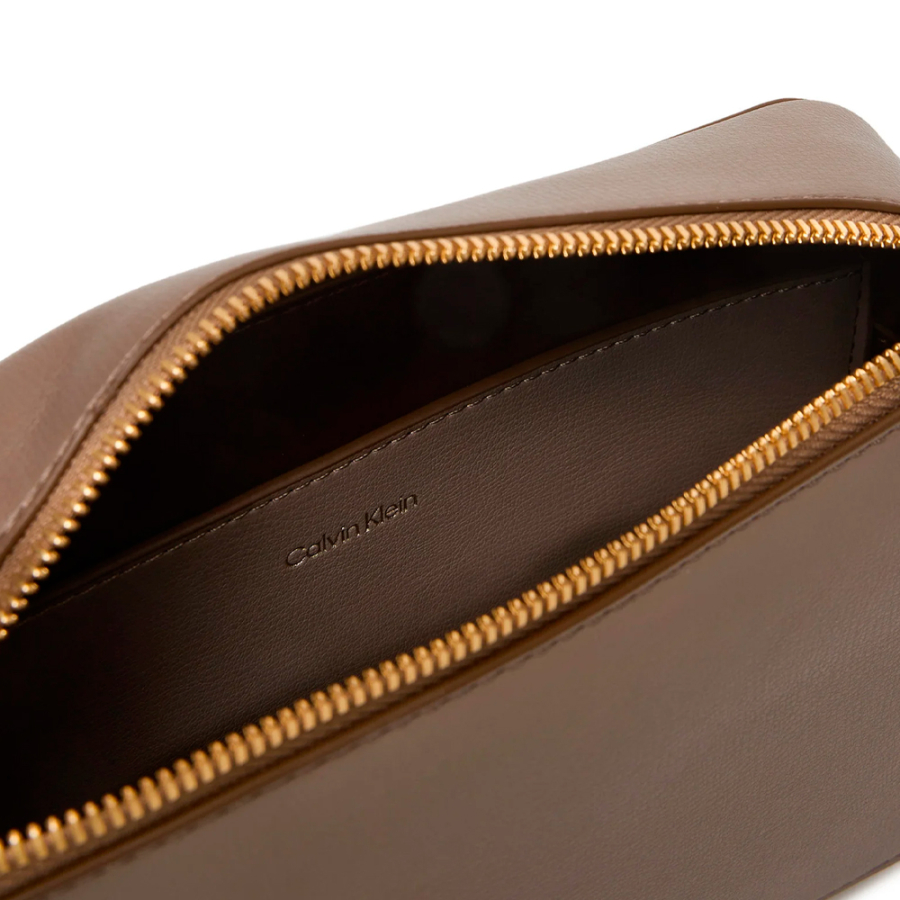 sac-bandouliere-avec-logo-en-metal