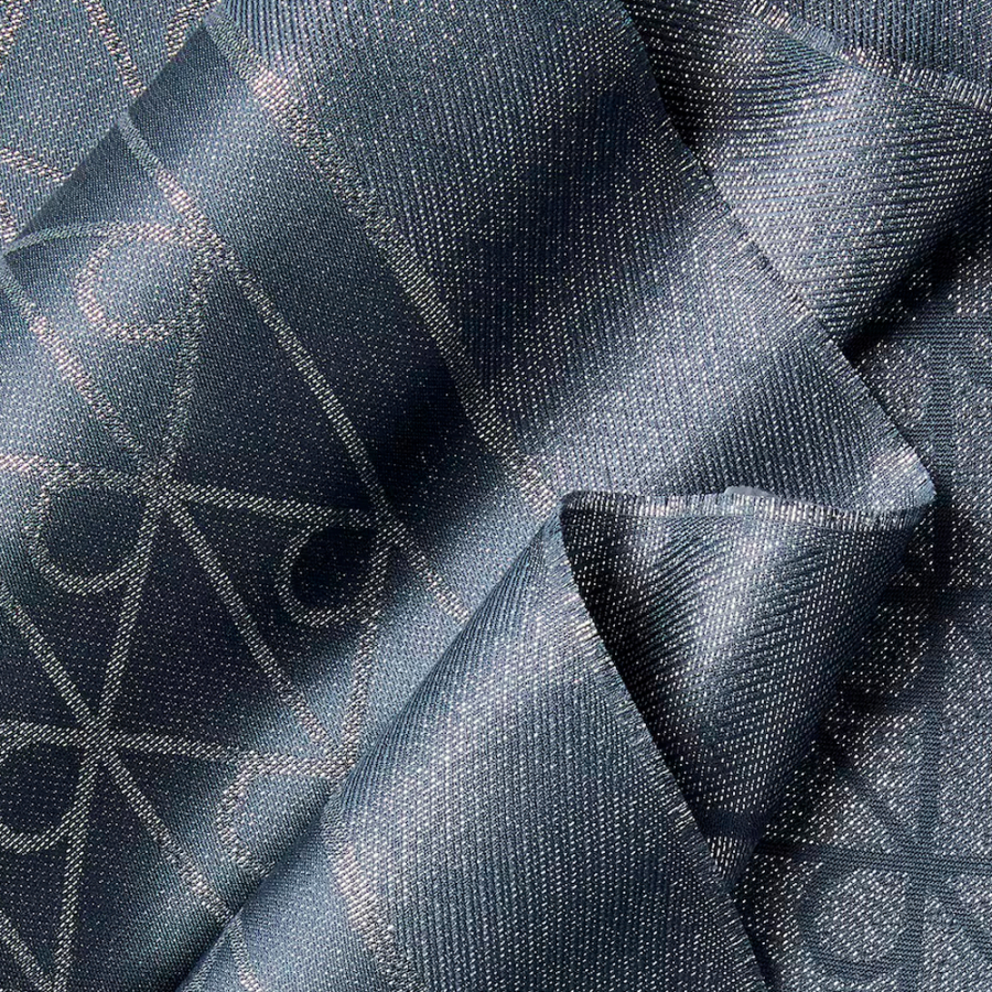 echarpe-ornee-d-un-imprime-logo-emblematique-et-lumineux