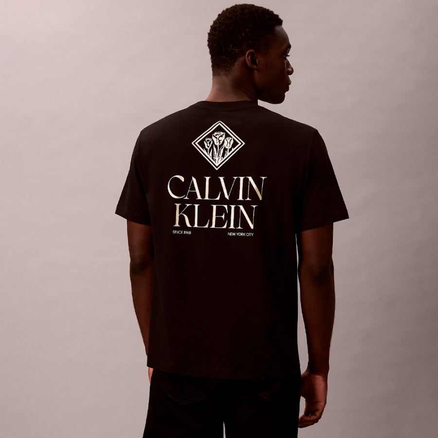 camiseta-com-estampa-de-rosa-classica