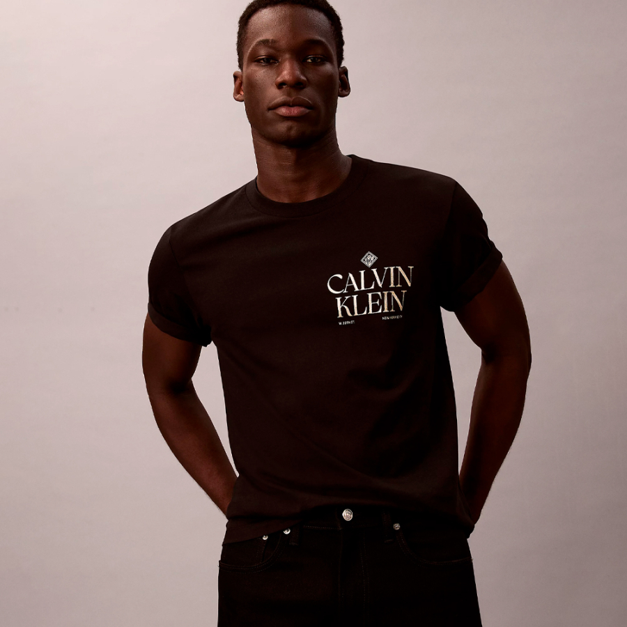 klassisches-t-shirt-mit-rosen-grafiklogo klassisches-t-shirt-mit-rosen-grafiklogo