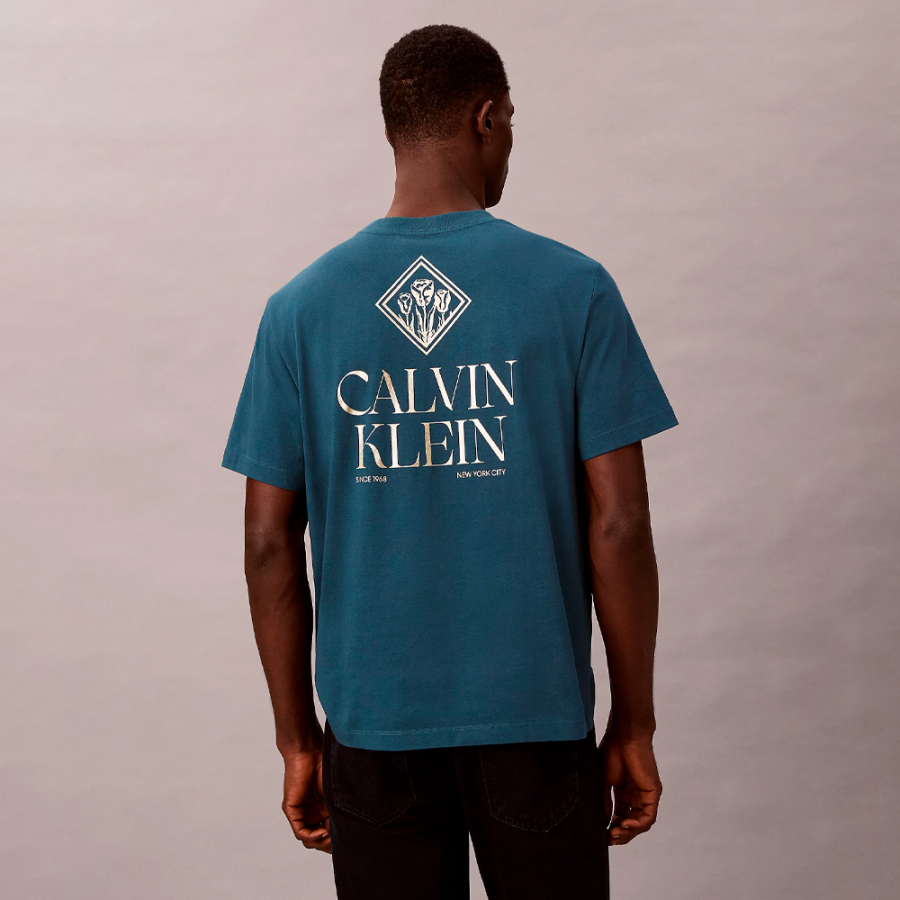 camiseta-com-estampa-de-rosa-classica