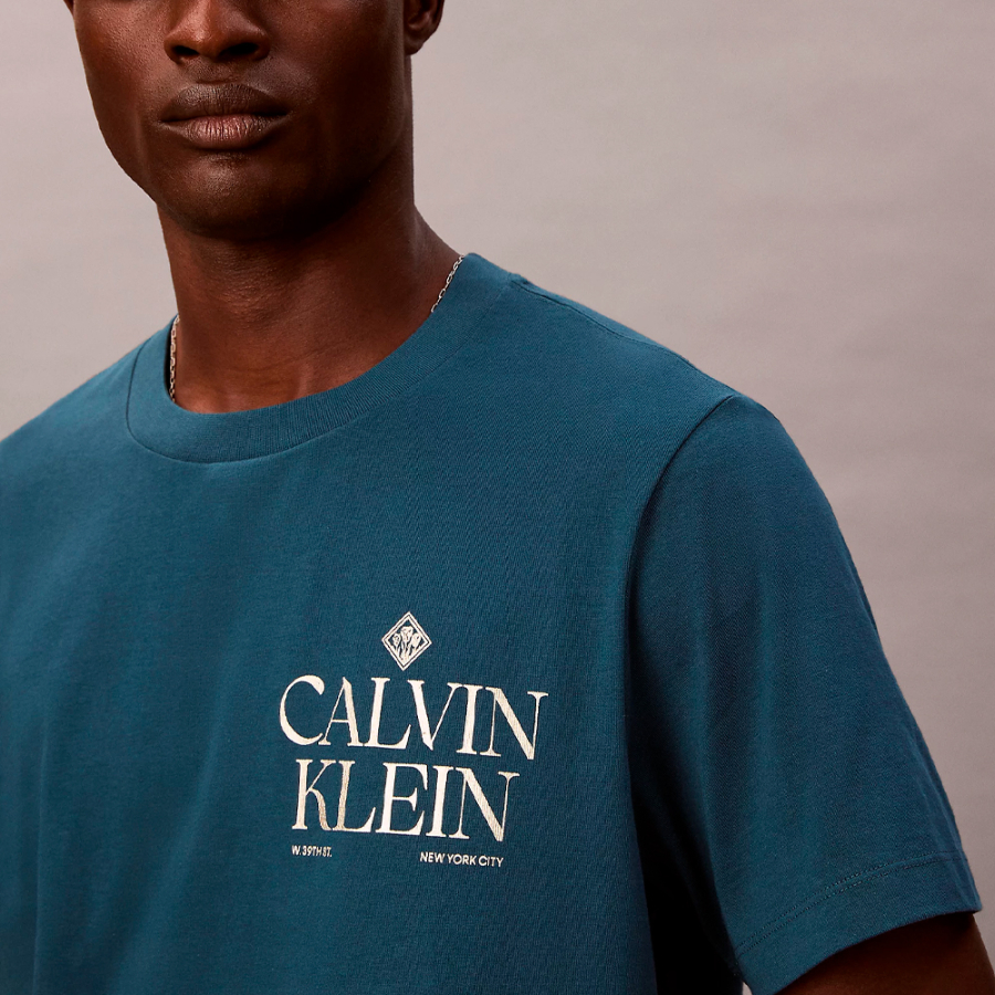 klassisches-t-shirt-mit-rosen-grafiklogo klassisches-t-shirt-mit-rosen-grafiklogo