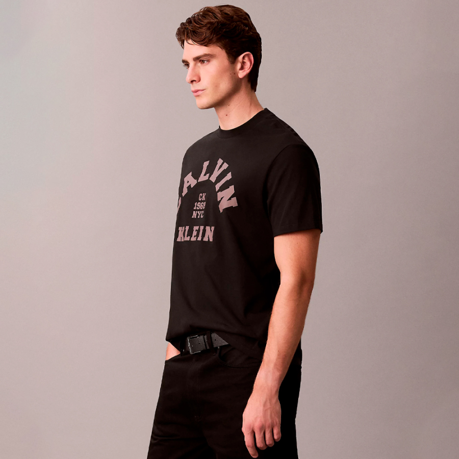 camiseta-universitaria-folgada-com-logotipo-estampado