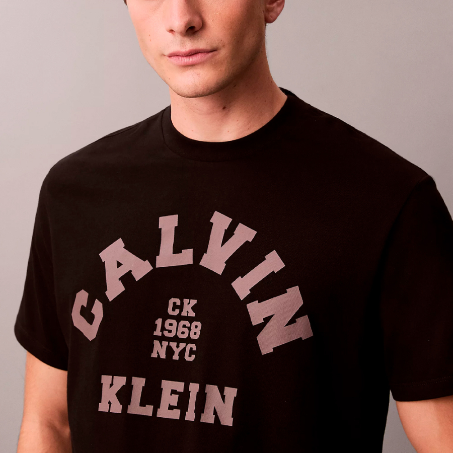 loose-fitting-varsity-t-shirt-with-graphic-logo