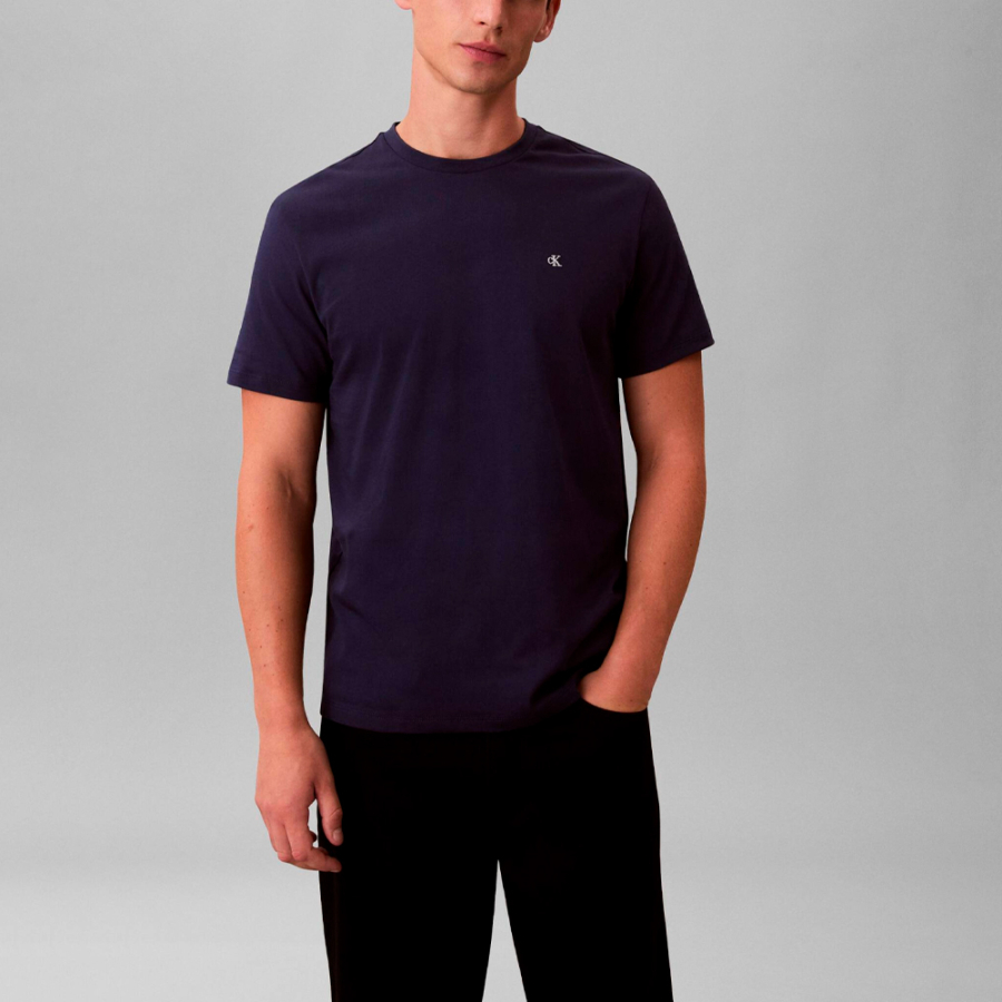 camiseta-classica-com-monograma