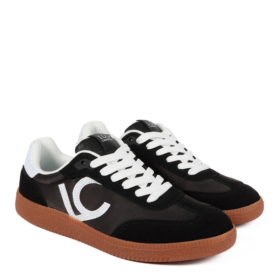 dettagli-delle-scarpe-da-ginnastica-con-strass dettagli-delle-scarpe-da-ginnastica-con-strass