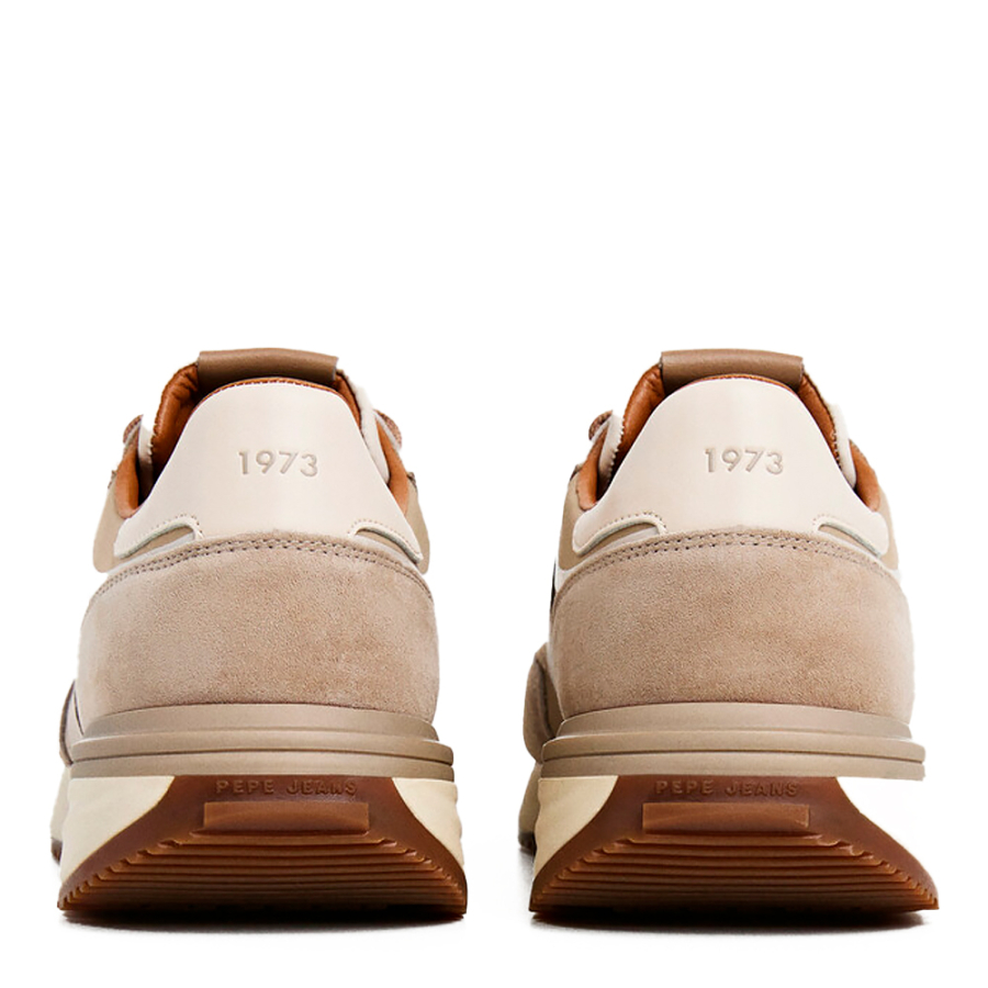 tenis-com-detalhes-em-camurca