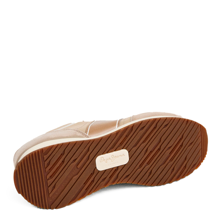 baskets-avec-details-en-daim