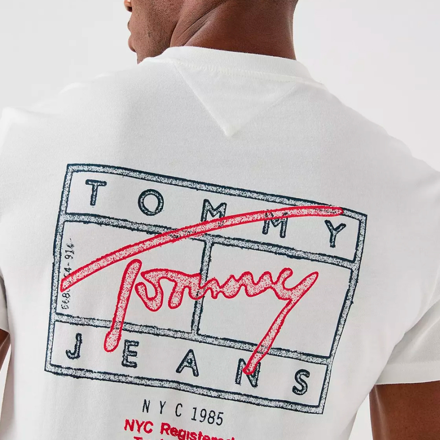 t-shirt-mit-logos-im-spruheffekt