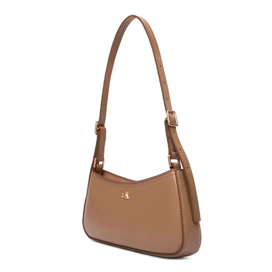 schultertasche-mit-monogramm-logo-beschlagen