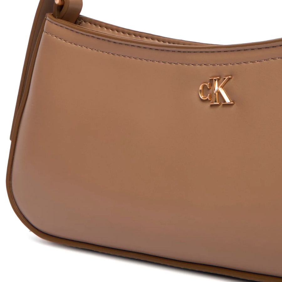 bolsa-de-ombro-com-detalhes-em-monograma