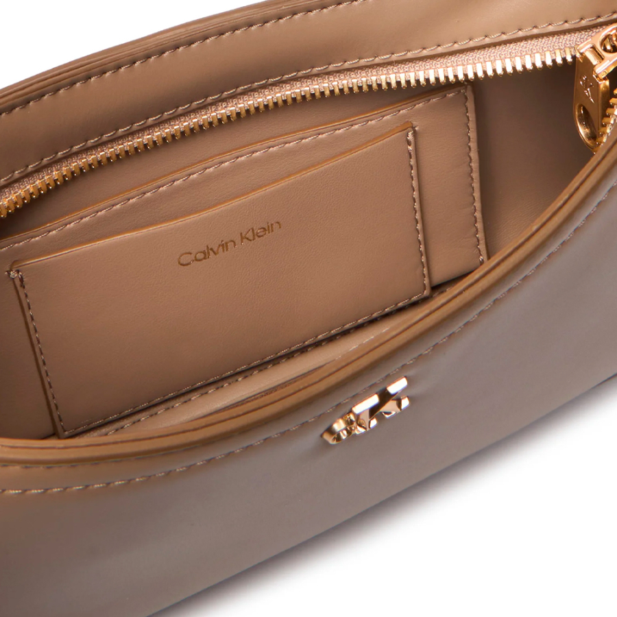 schultertasche-mit-monogramm-logo-beschlagen